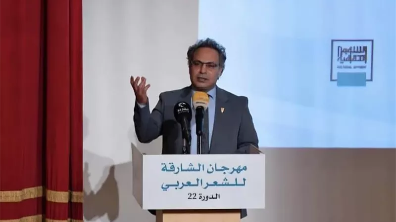 تكريم عميد كلية دار العلوم لتكريمه في مهرجان الشارقة للشعر العربي