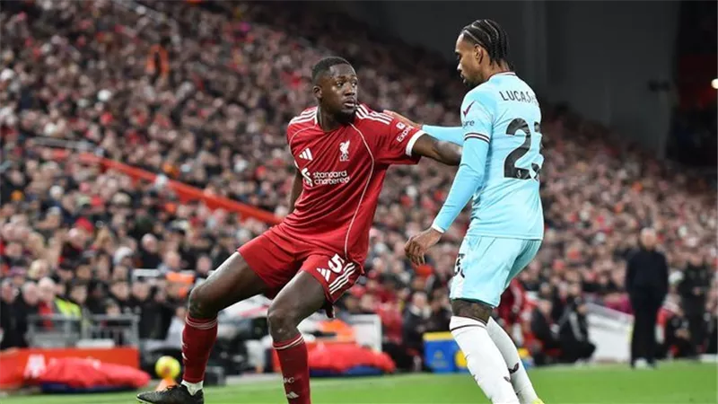 ليفربول يواصل التعادلات ويستعيد المركز الرابع بعد التعثر أمام بيرنلي