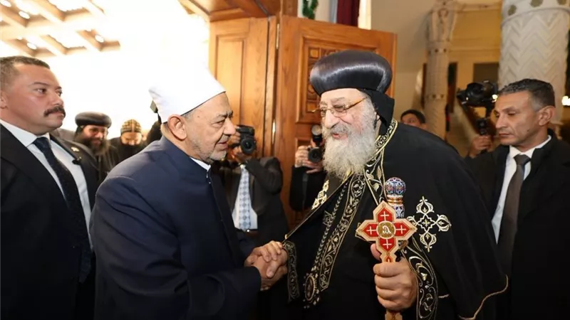 بعد إجرائه عملية جراحية ناجحة.. شيخ الأزهر يطمئن على صحة البابا تواضروس