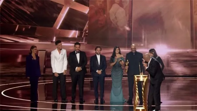 المخرج خالد دياب يعتذر عن خطأ «أسماء جمال» في حفل Joy Awards