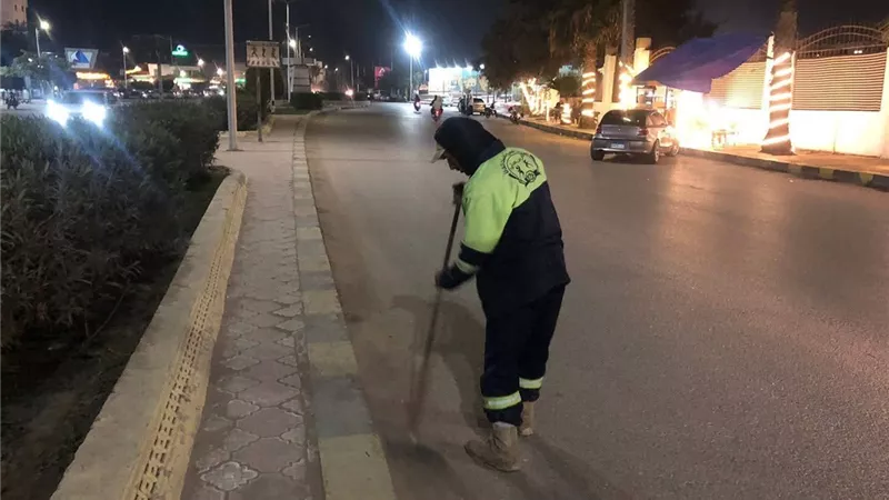 متابعة أعمال النظافة خلال الفترة الليلية ورفع المخلفات بنطاق شرق كفر الشيخ