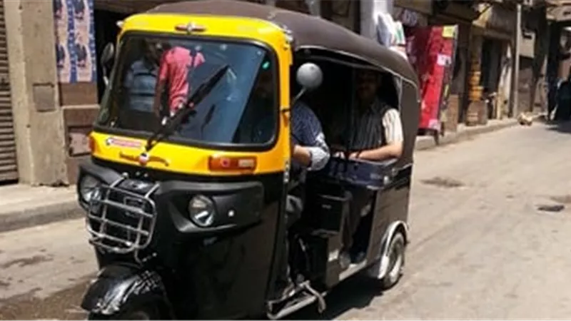 بسبب 5 جنيهات.. مشاجرة بين فتاة وسائق توك توك بسوهاج