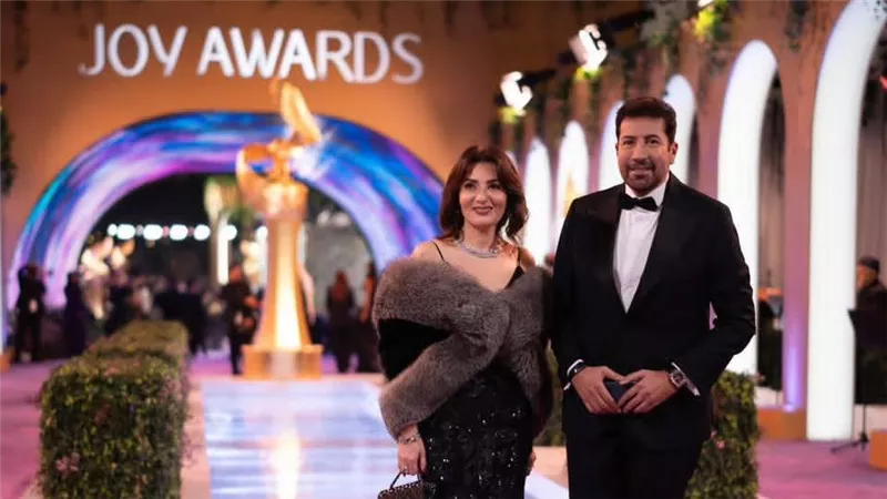 هاني رمزي يتخطى أحزانه بعد رحيل والدته في حفل «Joy Awards»