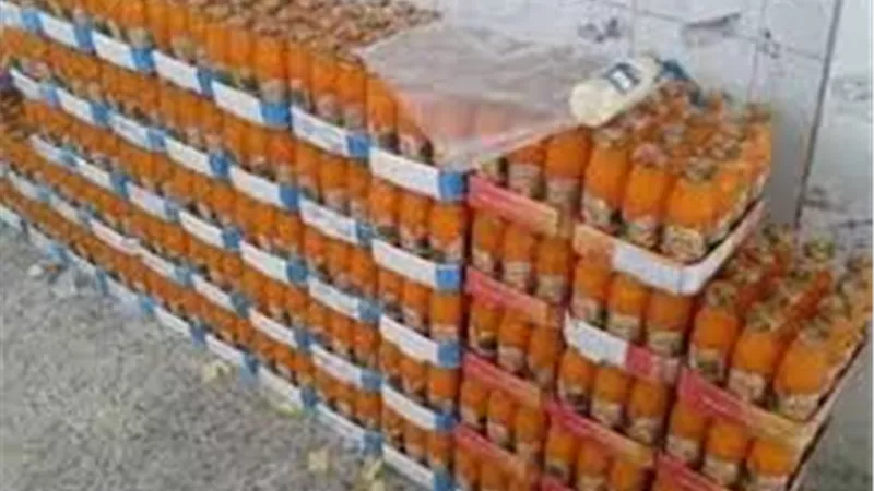 ضبط 943 عبوة عصائر منتهية الصلاحية داخل مصنع بزفتى