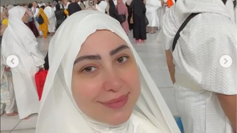 بوسي تشارك جمهورها مناسك العمرة
