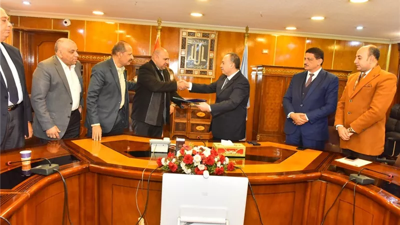 أسيوط توقع بروتوكولًا مع بنكى الأهلي ومصر لاستغلال أرض مصنع الغزل 