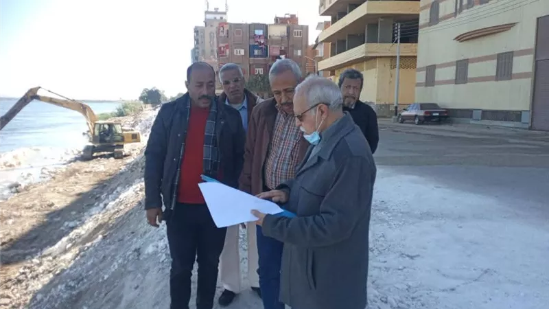 إقامة ممشى سياحي يخدم المواطنين على كورنيش النيل بأبو تيج في أسيوط