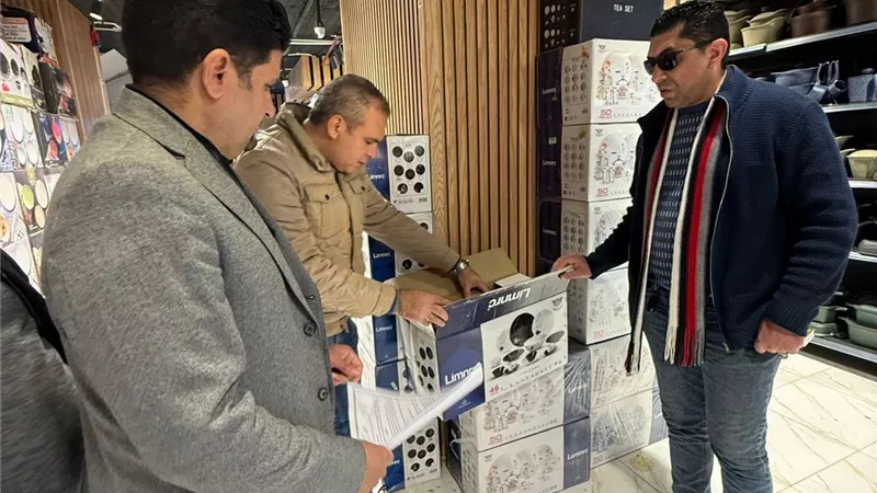 ضبط محل شهير في الفيوم يقلد علامة تجارية فرنسية  