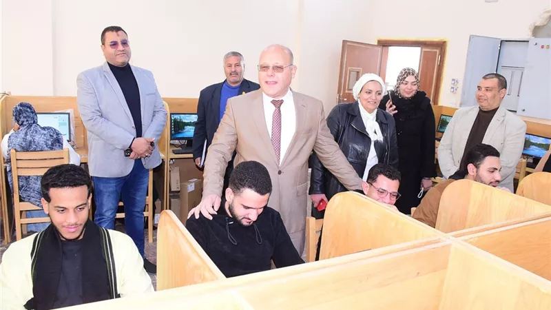 3497 طالبًا يؤدون امتحانات كلية التمريض بسوهاج بمركز الاختبارات الإلكتروني