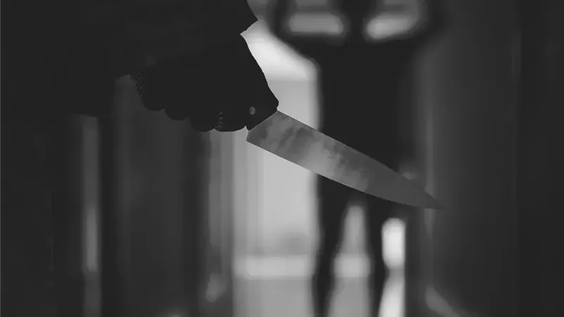 تعدٍ بلا رحمة.. 3 ذئاب ينهشون جسد شاب بسلاح أبيض في شوارع الشرابية