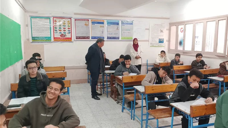 انتظام العملية الامتحانية ومتابعة لحظية من غرفة العمليات الرئيسية