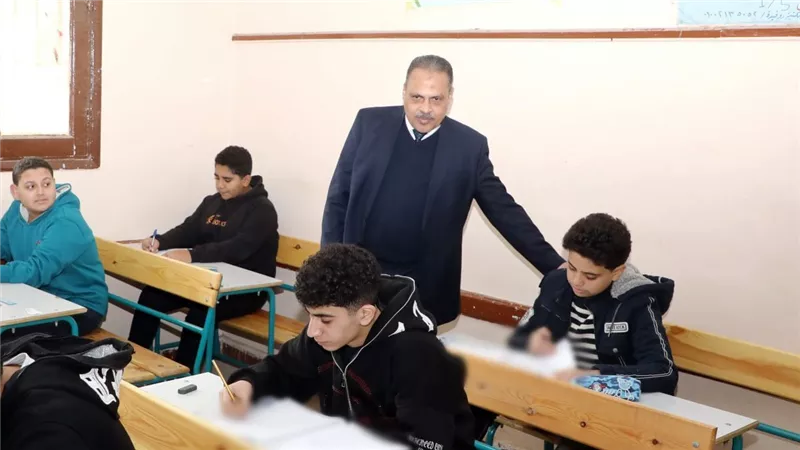 محافظ الشرقية يتفقد لجان امتحانات الشهادة الإعدادية بالزقازيق|صور