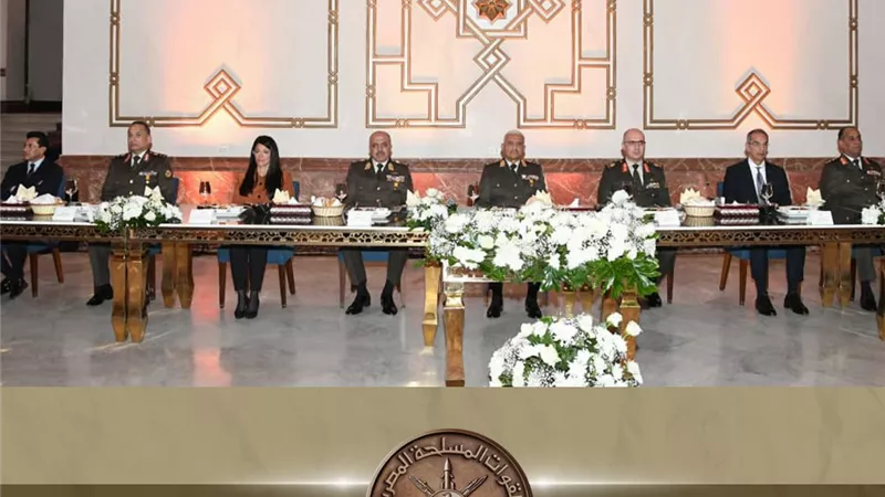  وزير الدفاع يشهد حفل تخرج دورة التمثيل الدبلوماسي العسكري بالخارج 