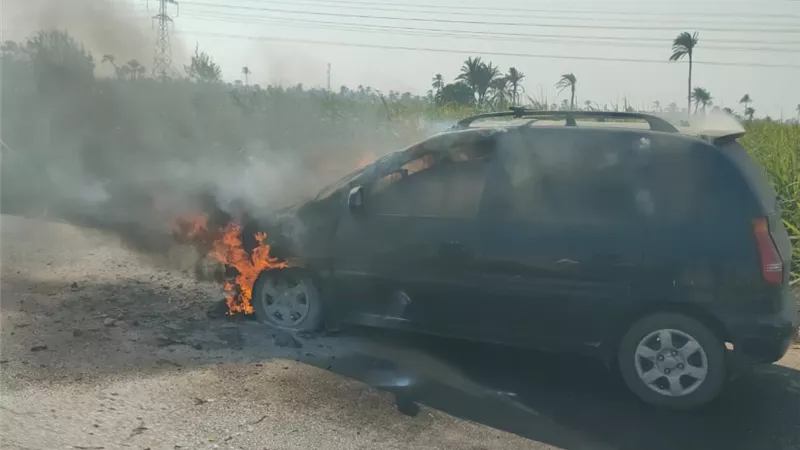 النيران تلتهم سيارة ملاكي على طريق الأربعين في قنا.. والحماية المدنية تدخل