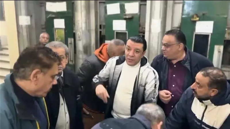 مصطفى كامل يودع أعضاء نقابة الموسيقيين قبل سفرهم للعمرة.. ومنحة لكل منهم  