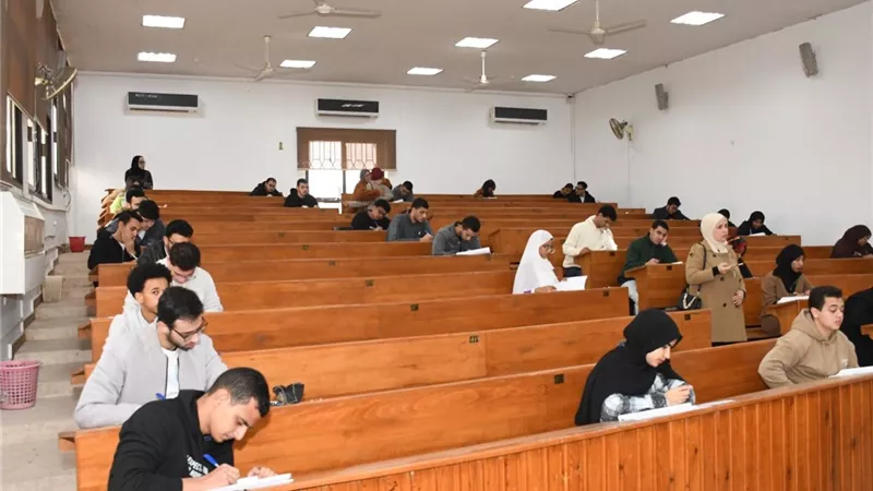 380 طالبًا يؤدون امتحان الغدد الصماء بكلية الطب.. 51 منهم وافدون