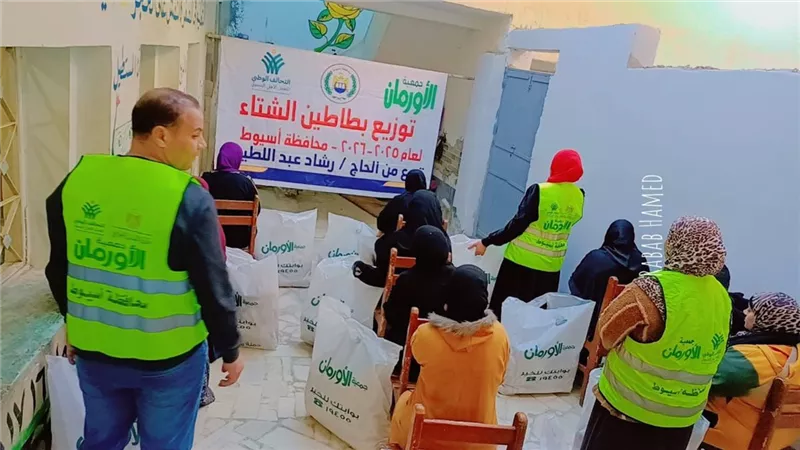 توزيع ألحفة وبطاطين لدعم 900 أسرة بقرى ومراكز محافظة أسيوط