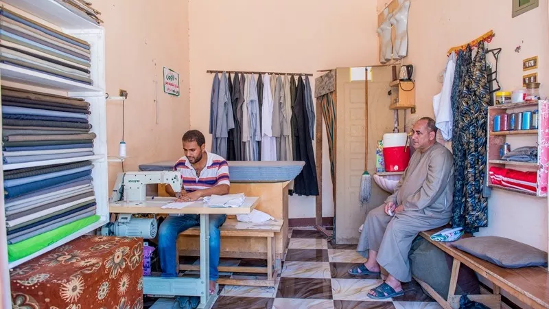 تسليم مشروعات تمكين اقتصادى لأصحاب الصناعات الحرفية في أسوان