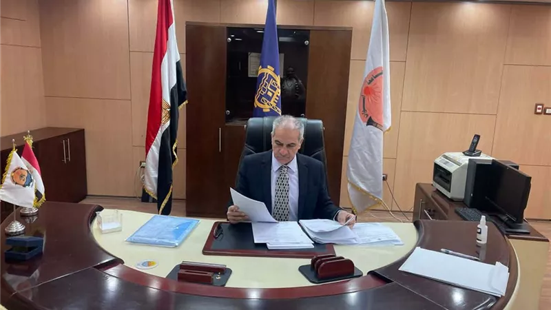 رئيس جامعة أسوان يؤكد الالتزام بتوفيق أوضاع العمالة المؤقتة