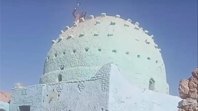 مهتز نفسي بأسوان يحاول هدم ضريح ولى.. وتحريات مكثفة لضبط المتهم 