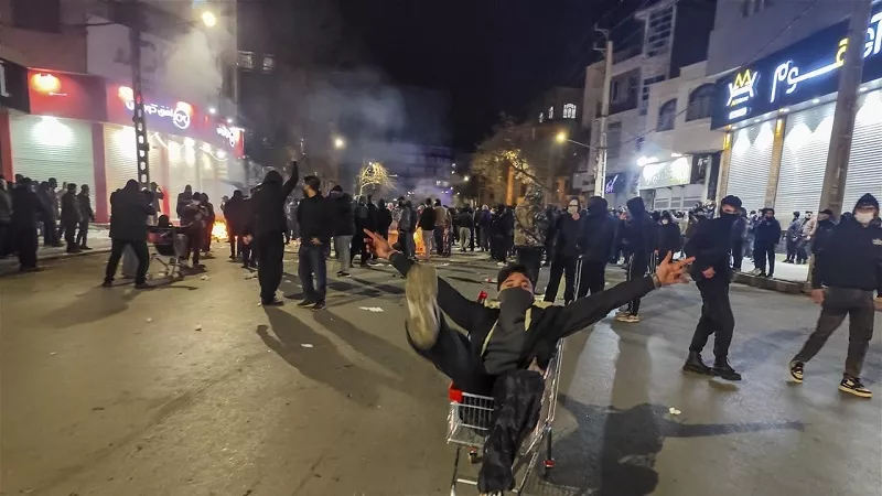 باحث: المرشد الإيراني يحذر من مخاطر التدخل الأمريكي بالشأن الداخلي|فيديو