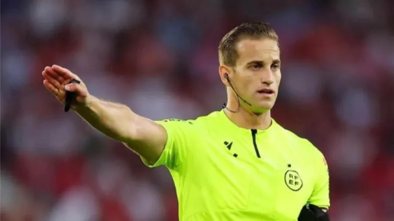 صافرة أسبانية لإدارة مباراة الهلال ونيوم بالدوري السعودي