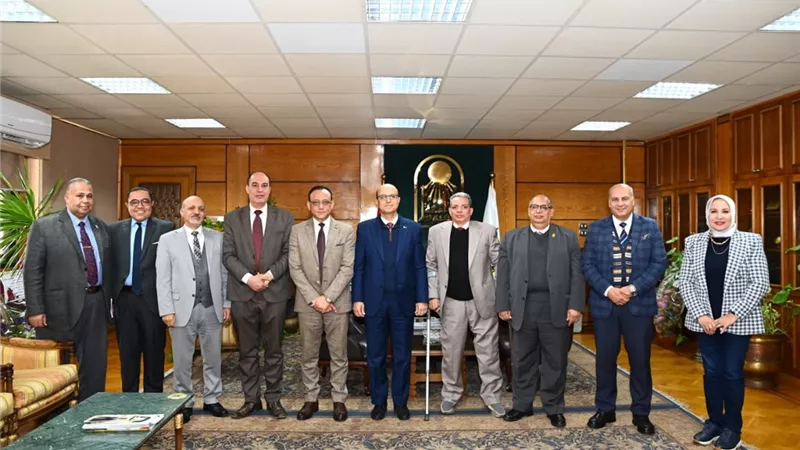 المنشاوى يستقبل لجنة المجلس الأعلى للجامعات لبحث جاهزية معهد علوم المواد