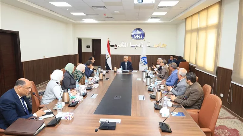 رئيس جامعة المنيا الأهلية يتابع سير العملية التعليمية والامتحانية