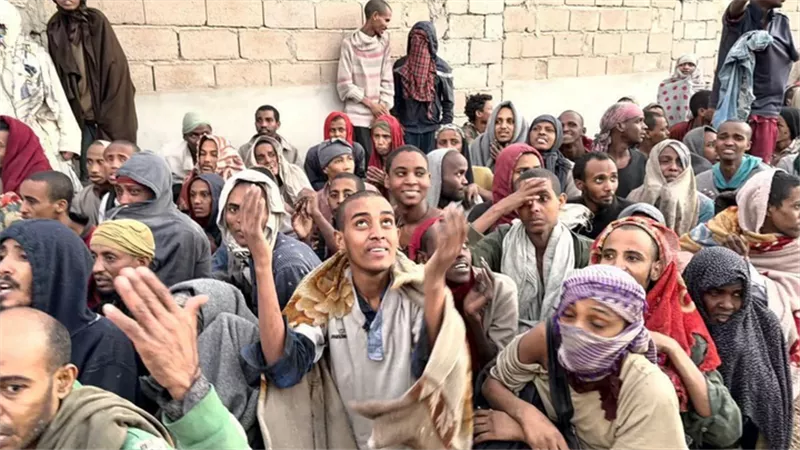 الكفرة الليبية تعلن تحرير أكثر من 200 مهاجر من سجن سري تحت الأرض