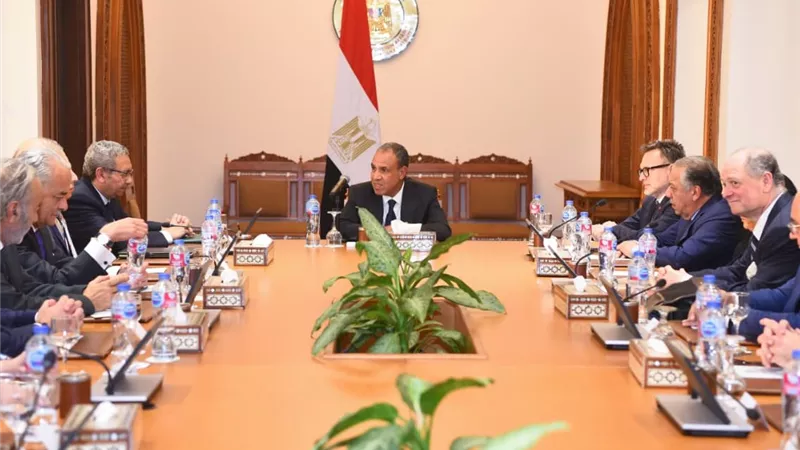 وزير الخارجية يبحث مع وفد رجال الأعمال الكنديين توسيع الاستثمارات في مصر