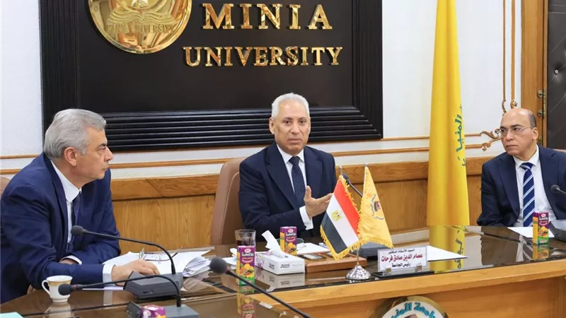 رئيس جامعة المنيا يترأس اجتماع مجلس إدارة المستشفيات الجامعية
