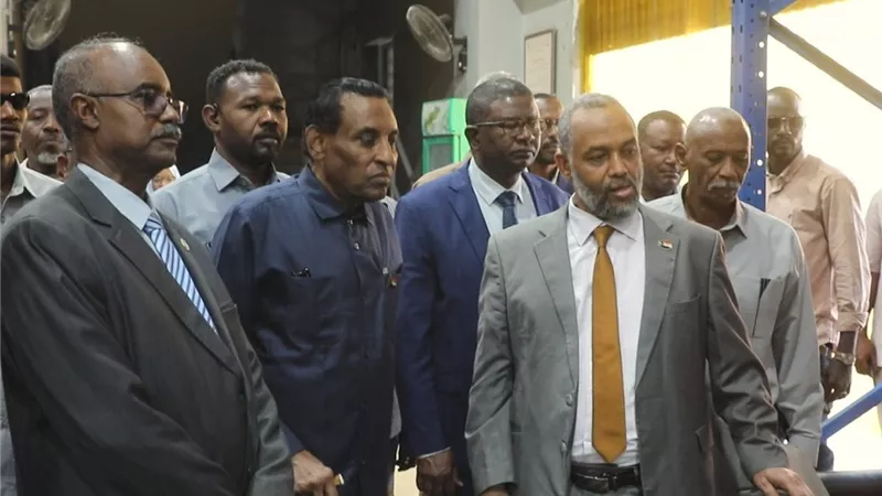 رئيس وزراء السودان يُطالب اللاجئين بالعودة من دول المهجر 