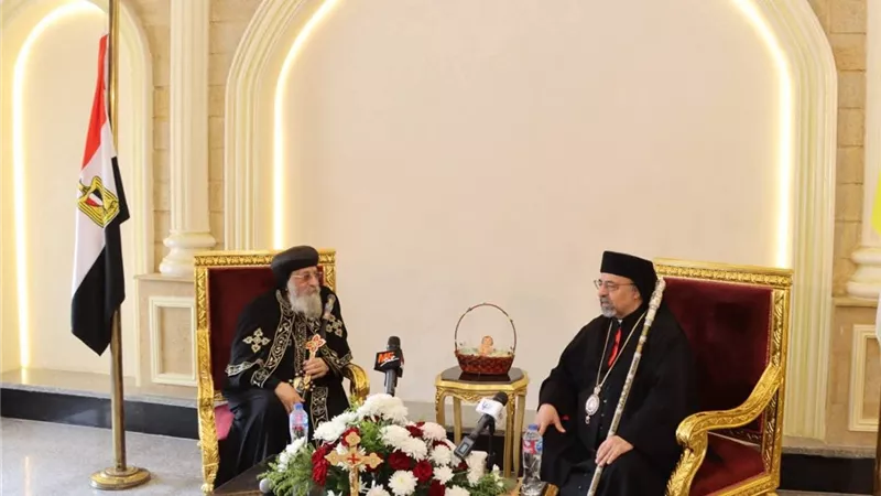 بطريرك الكاثوليك يتابع الحالة الصحية للبابا تواضروس الثاني