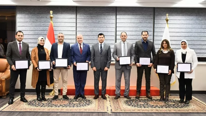 أشرف صبحي يكرم العاملين على المنتدى العربي الثالث بالشباب والرياضة