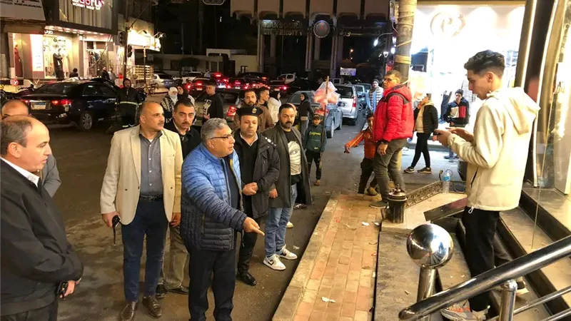 جولة ليلية مفاجئة لمحافظ الدقهلية بشارع الجلاء لمتابعة الانضباط والنظافة