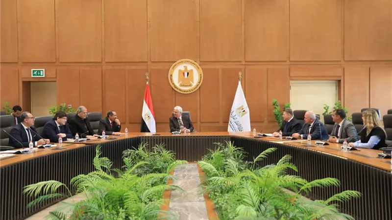 وزير التعليم العالي يبحث سبل تعزيز التعاون مع وفد جامعة إكستر البريطانية