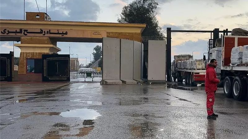وسط موجة غزيرة الأمطار.. الهلال الأحمر المصري يُسير قافلة «زاد العزة» 