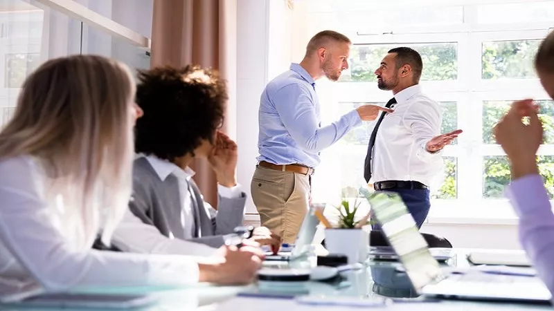  “لا تضيع حياتك في تغيير طبع الآخرين”.. نصائح ذهبية للتواصل اليومي|فيديو