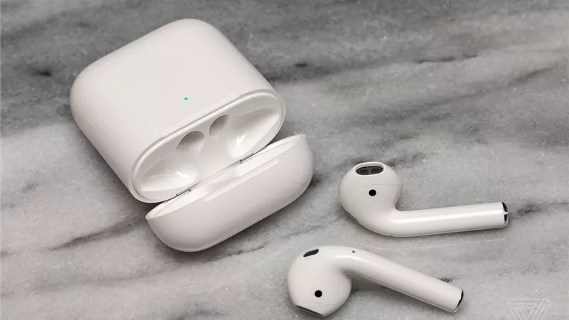 تعرف على طريقة توصيل سماعات AirPods بأجهزة أبل وأندرويد