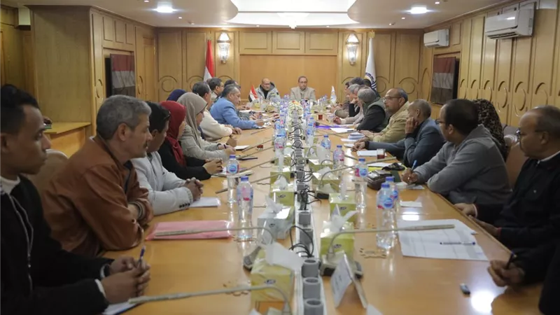 مواقف حضارية وإنهاء العشوائيات.. خطة محافظ قنا لتحسين الخدمات العامة