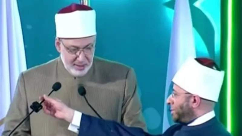 وزير الأوقاف يضبط الميكروفون لوكيل الأزهر في مشهد طريف