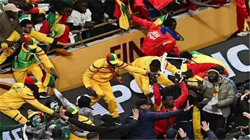 «كاف» يفتح تحقيقا في أحداث نهائي كأس الأمم الأفريقية