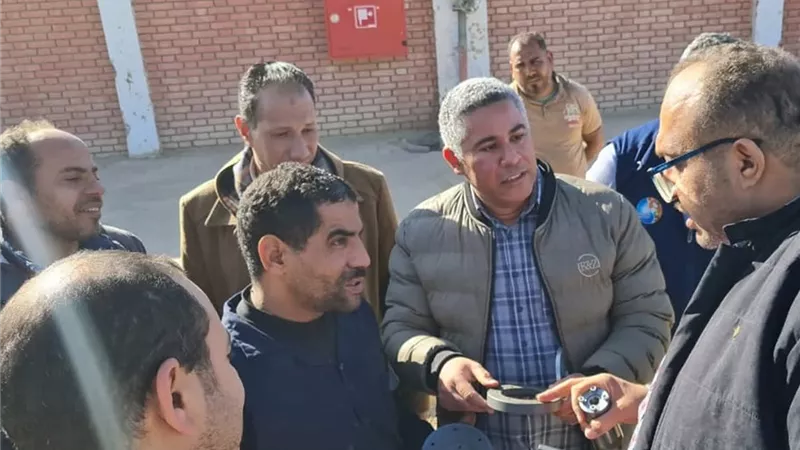 خراط يصنع من الخردة منظما لأجهزة الكلور سعة 200 كجم بسوهاج