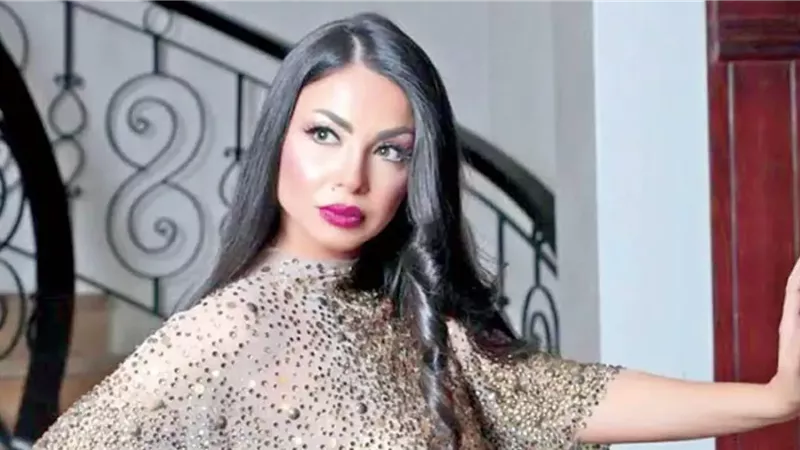 بدء تلقي دوللي شاهين عزاء والدتها بكنيسة سيدة النجاة