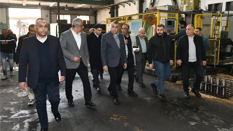 وزير الإنتاج الحربي يتفقد خطوط الإنتاج بشركة حلوان للصناعات الهندسية