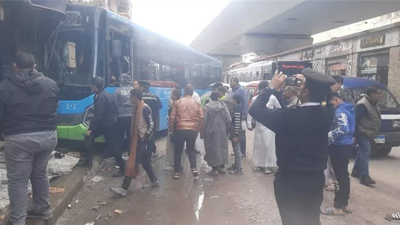 إصابة شخصين إثر اصطدام أتوبيس نقل عام بواجهة أحد المحال غرب الإسكندرية
