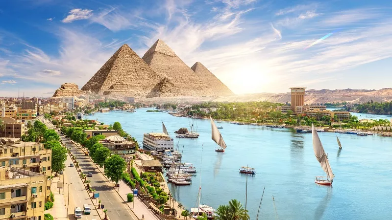 مصر تستهدف 30 مليون سائح.. وزيادة الإيرادات السياحية إلى 40.5 مليار دولار