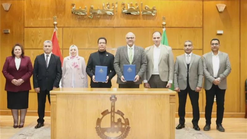 محافظ القليوبية ورئيس جامعة بنها يوقعان بروتوكول تعاون لتحقيق التنمية 