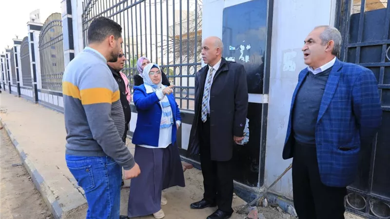 رئيس جامعة كفر الشيخ يتفقد أعمال تركيب الإنترلوك بالمدينة الطبية