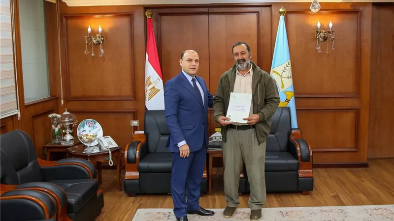 محافظ كفر الشيخ يسلم 6 عقود تقنين أراضي أملاك دولة للمستفيدين